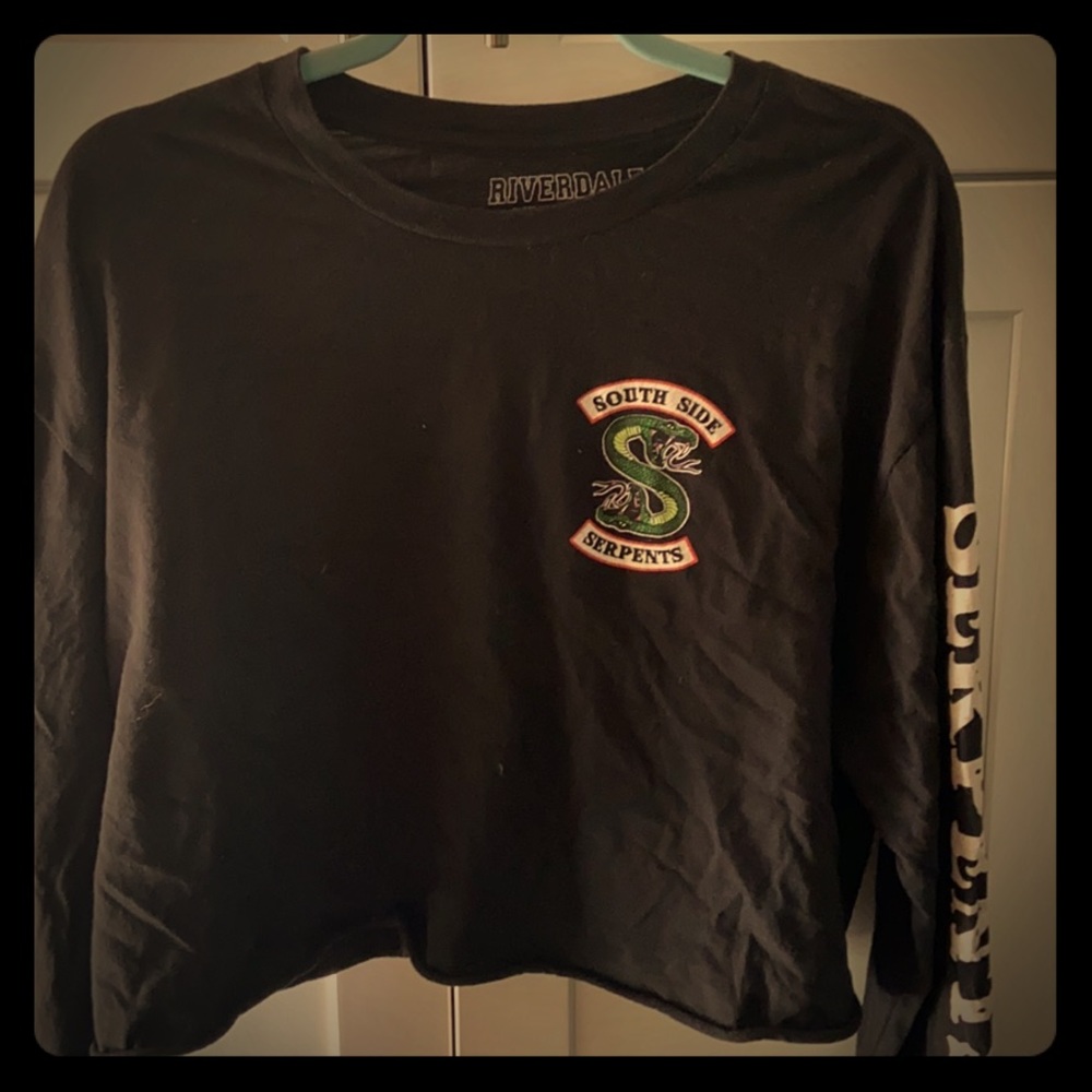 I am selling this Riverdale long sleeve crop to.